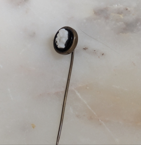 Accessories - 1910 Lady cameo pin or pin hat